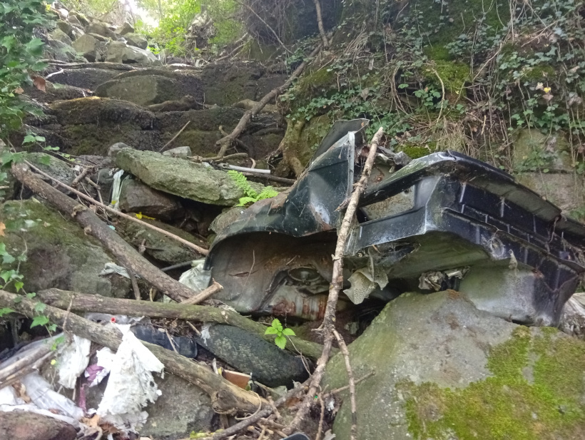 Plus haut, des déchets encore plus gros et plus nombreux