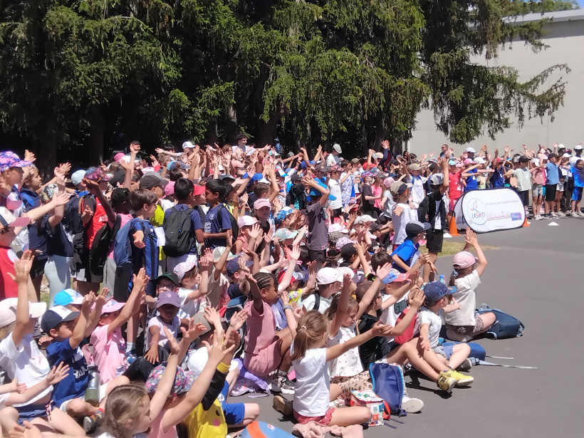 Ola de près de 400 écoliers pour clôturer la journée athlétisme inter école.
