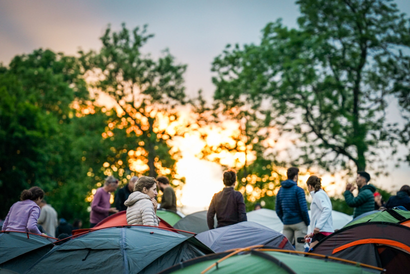 Derniers rayons de soleil sur les tentes 