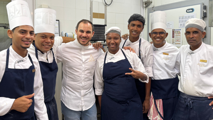 Guillaume Abrevoir en compagnie de ses apprenants du prestigieux hôtel 5* Constance Prince Maurice