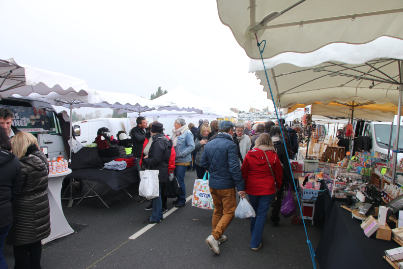 Le marché commence dés l'entrée du village 