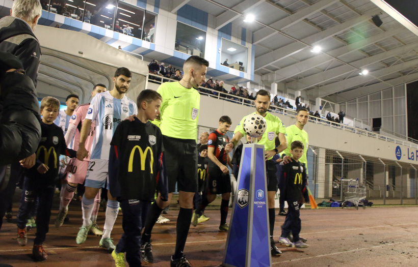 Ouverture du match avec l'arrivée des arbitres et des joueurs