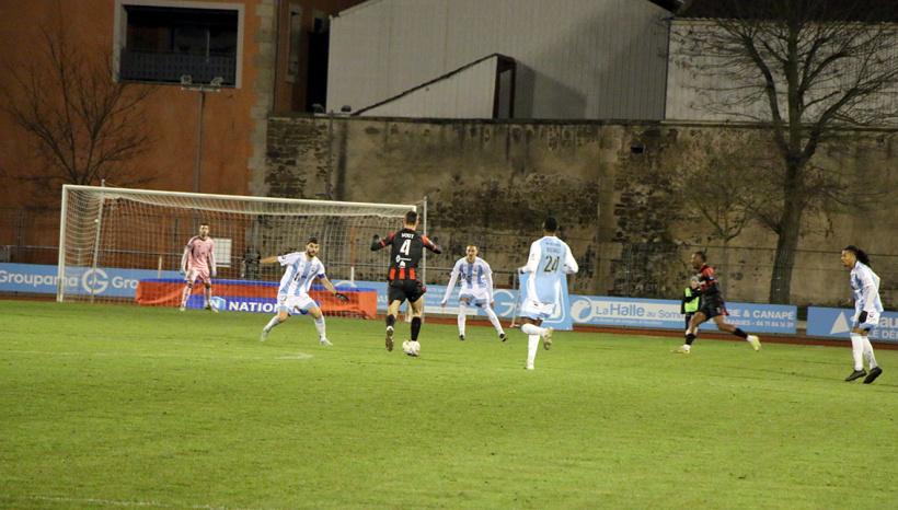 La défense est solide pour les deux groupes