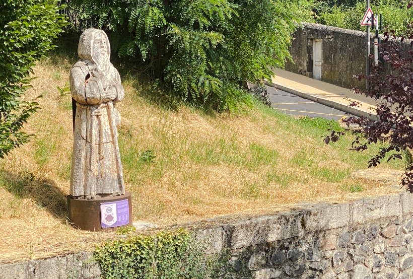 La statue de St-Jacques  de Compostelle au bout de la rue des Capucins