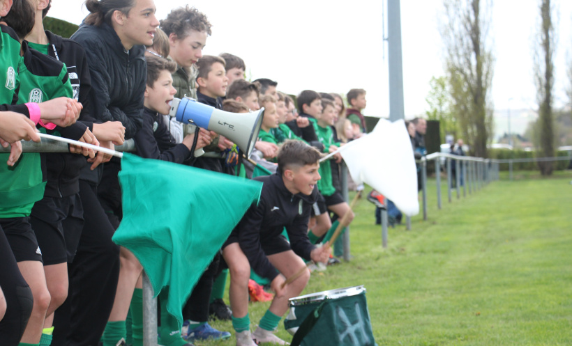 Les supporters encouragent leurs clubs