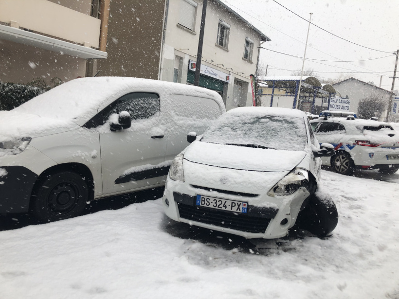 La voiture, à l'avenue Foch, a perdu une roue. 