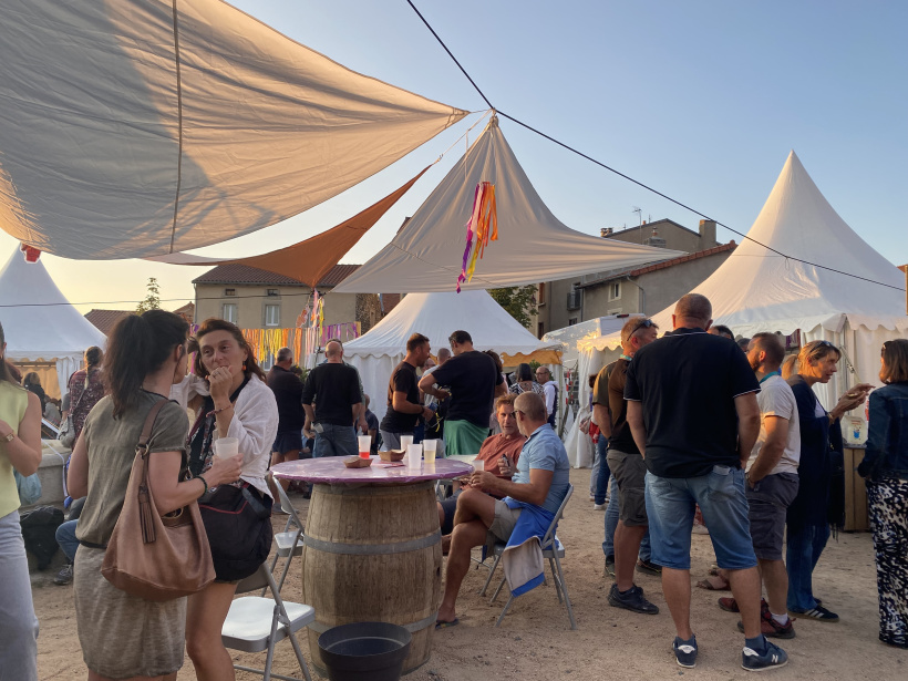 Tables, chaises et voiles d'ombrage créent une ambiance conviviale