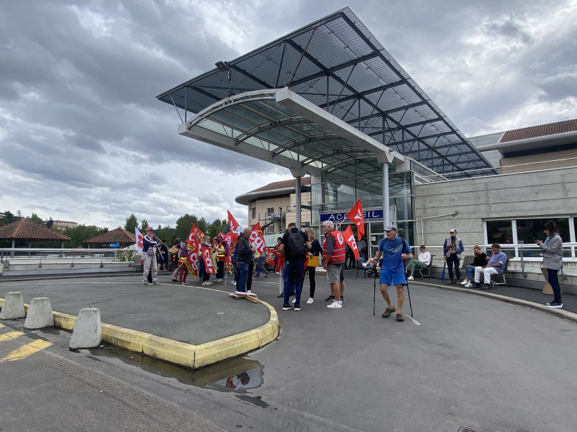 Les syndicats attendent devant l'hôpital la venue du ministre