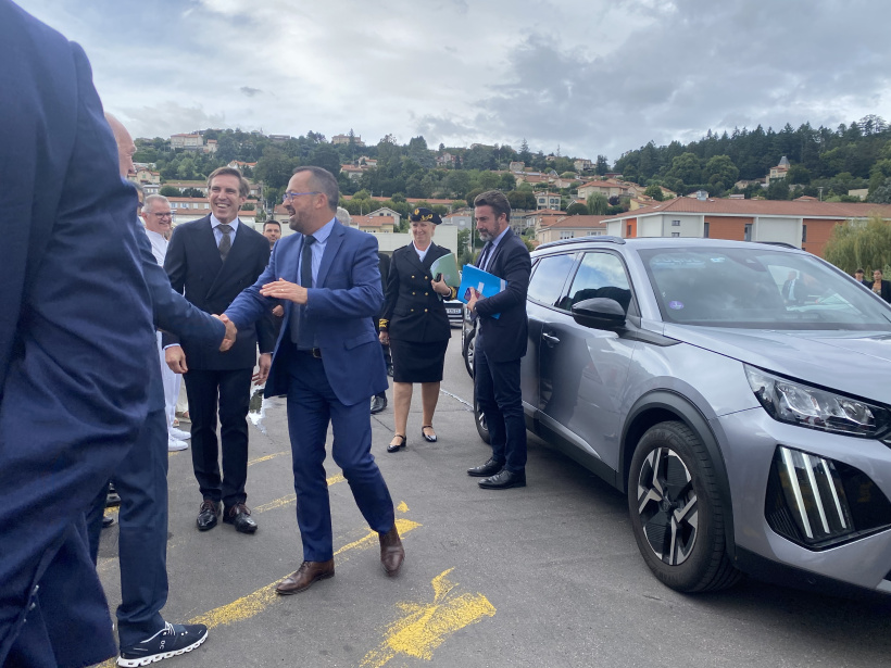 Arrivée du ministre Yannick Neuder