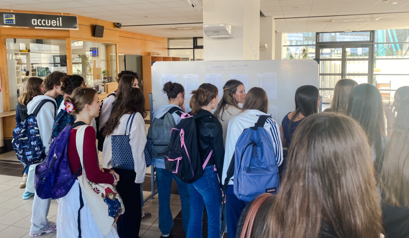Les élèves découvrent les numéros de la classe