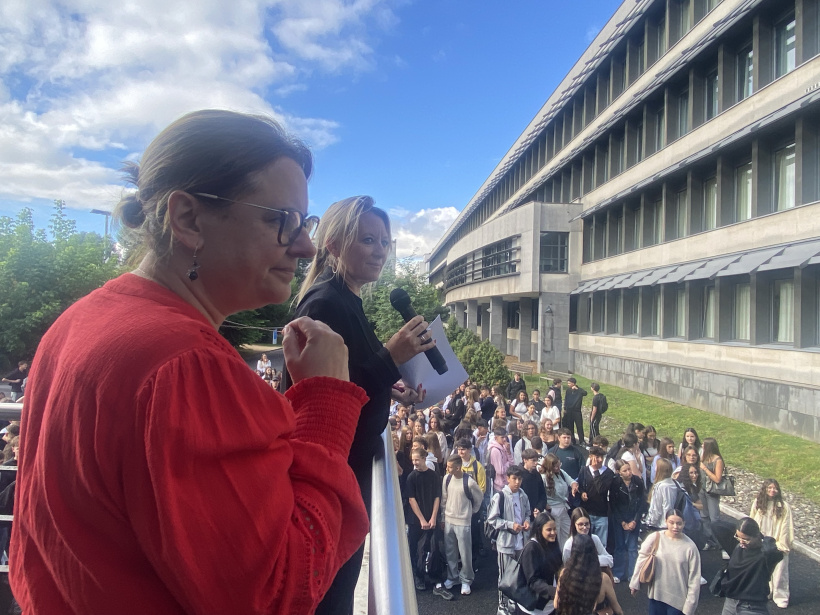 La proviseur invite les élèves rejoindre leur professeur principal