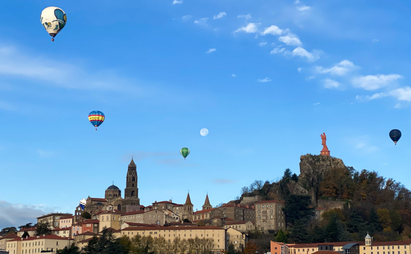 Les montgolfières traversent le ciel du Puy