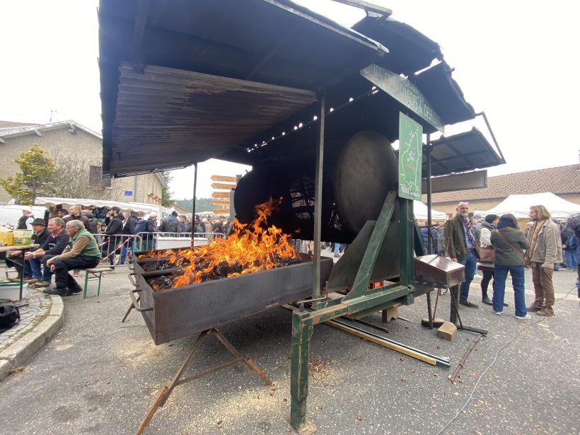 Le grilloir à châtaignes en action
