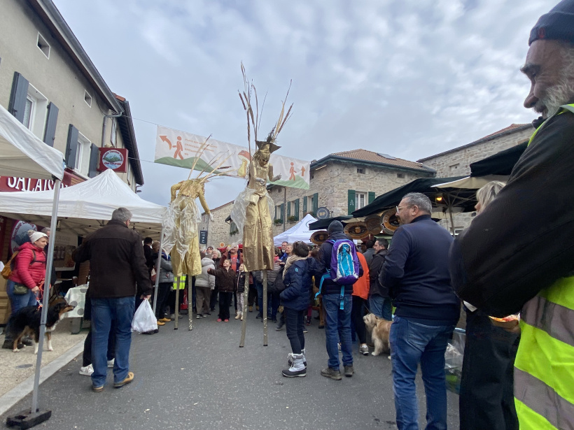 Des créateurs dorés déambulent dans la foire