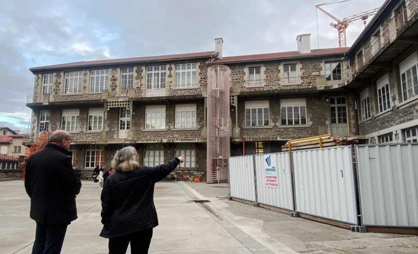 La cour est scindée en deux espaces, un pour le jeu et l'autre pour les travaux