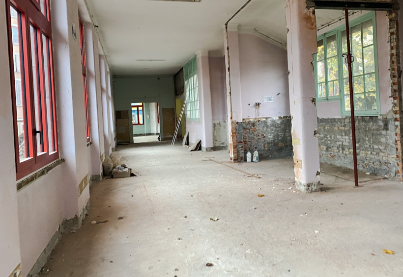 La galerie des maternelles arbore de nouvelles fenêtres rouges