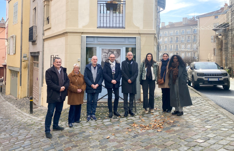 Inuaguration devant les bureaux de CREPI avec les membres de l'association et les élus