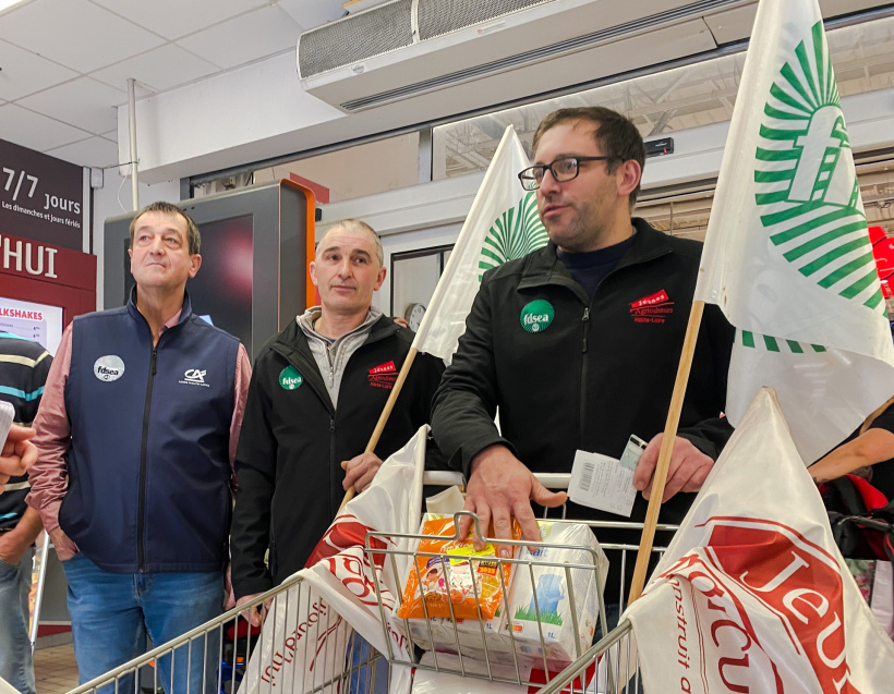 A la sortie du supermarché, en direction d'un second magasin