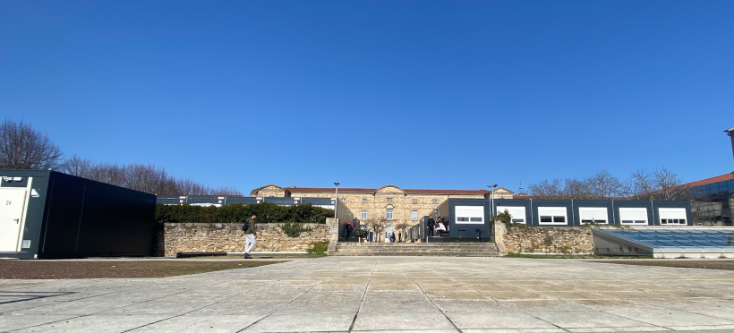 Les salles modulaires occupent l'espace du verger