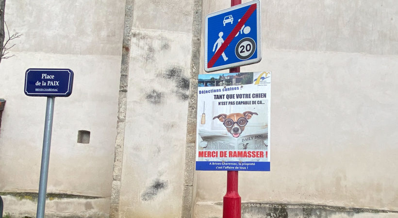 Des panneaux rappellent aux propriétaires de chiens que cela dépend aussi d'eux 