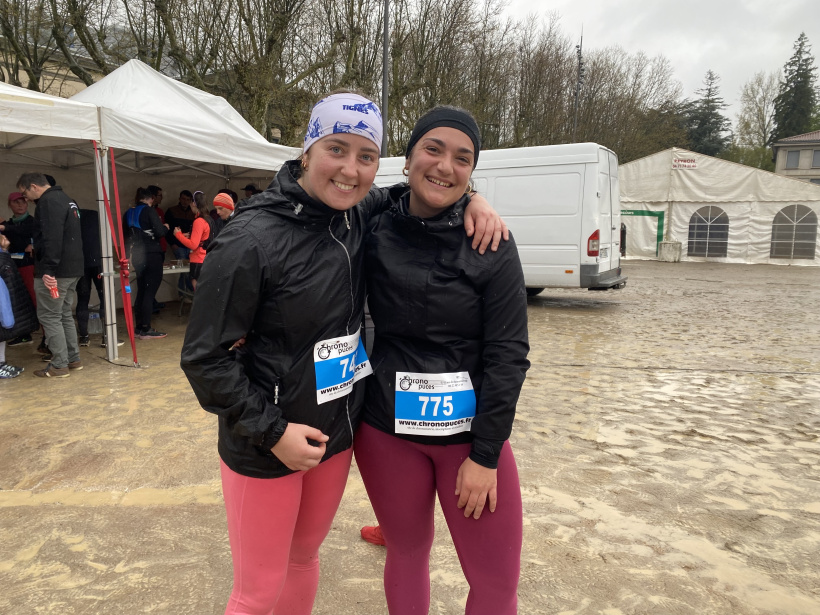 Chloé et Margaux terminent le parcours de 13 kilomètres