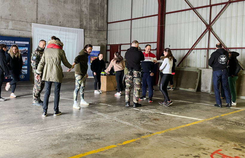 Cours des self-défenses pour les participants