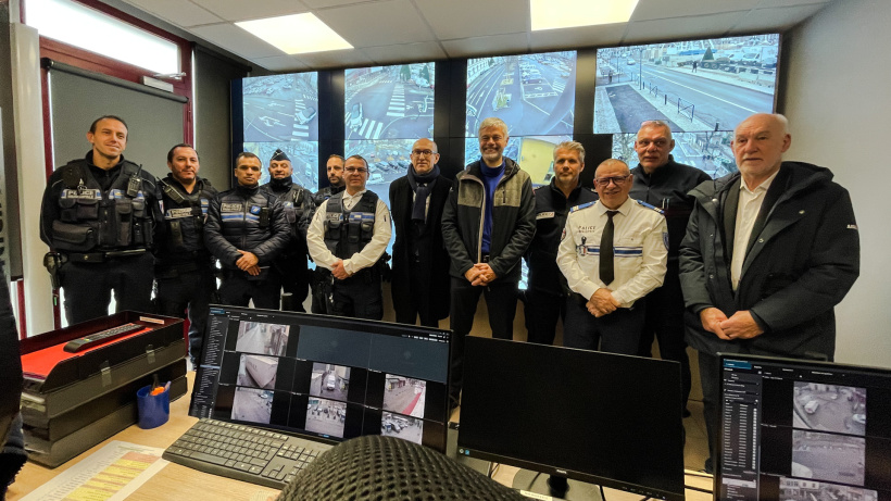 Elus et policiers municipaux pour présenter le centre de supervision urbaine