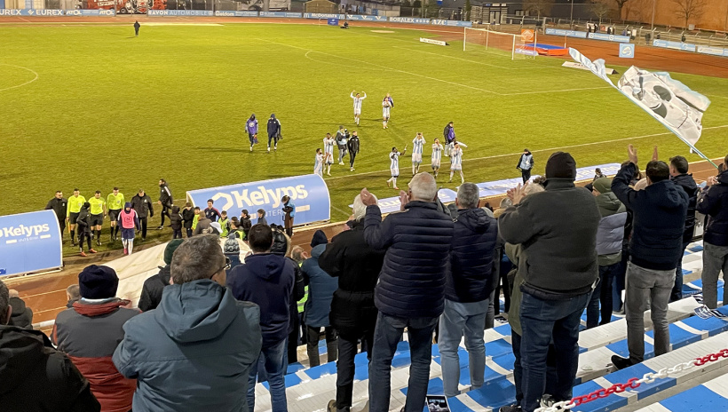 Les joueurs partagent leur joie avec les supporters