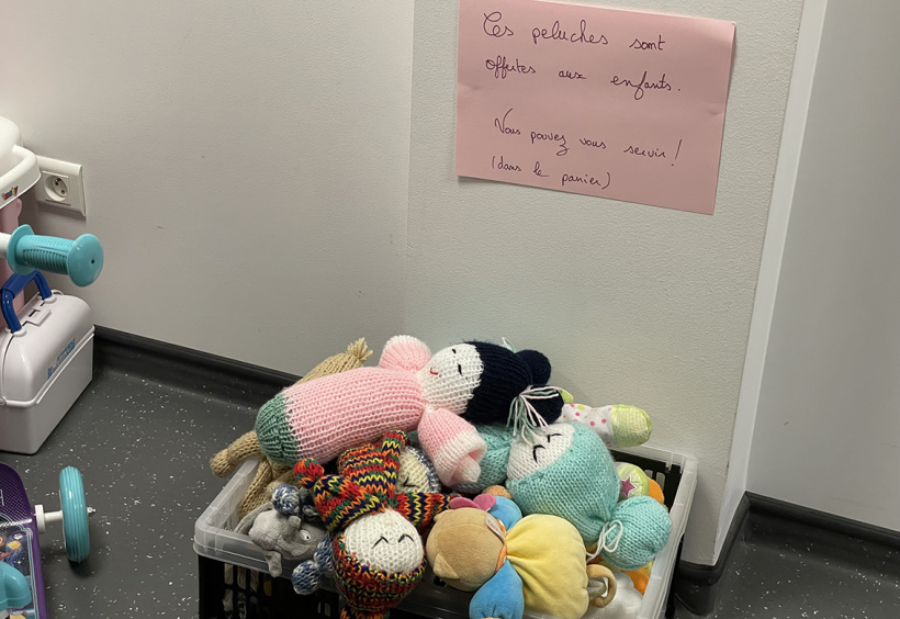 Les peluches tricotés par des bénévoles