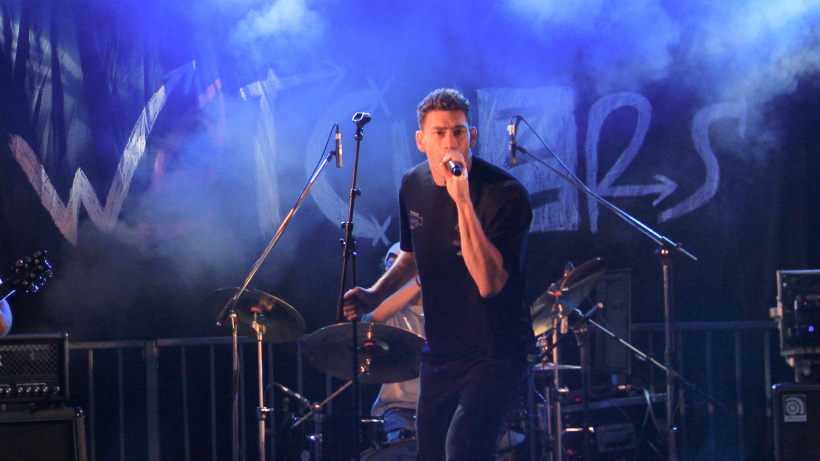 Alex en concert avec The Watchers. C'est, depuis peu, le chanteur d'une production Disney.