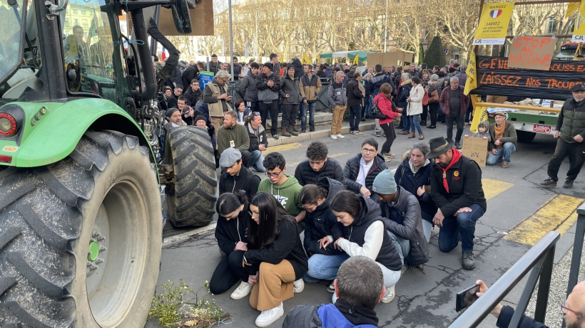 Des élèves ont déposés de fleurs pour symboliser leur soutien