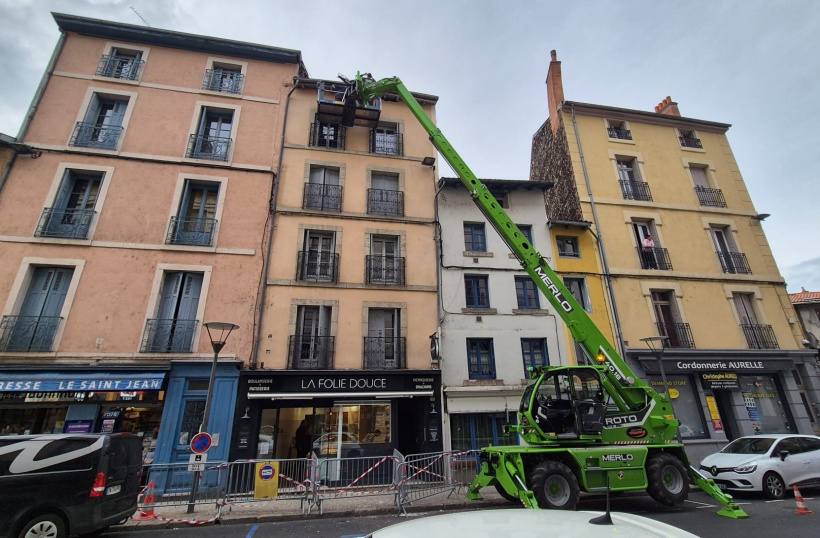 Le toit subit une forte pression causée par la chute de la cheminée. 