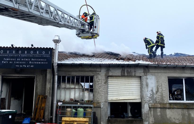 La brasserie Ouroboros en proie aux flammes.