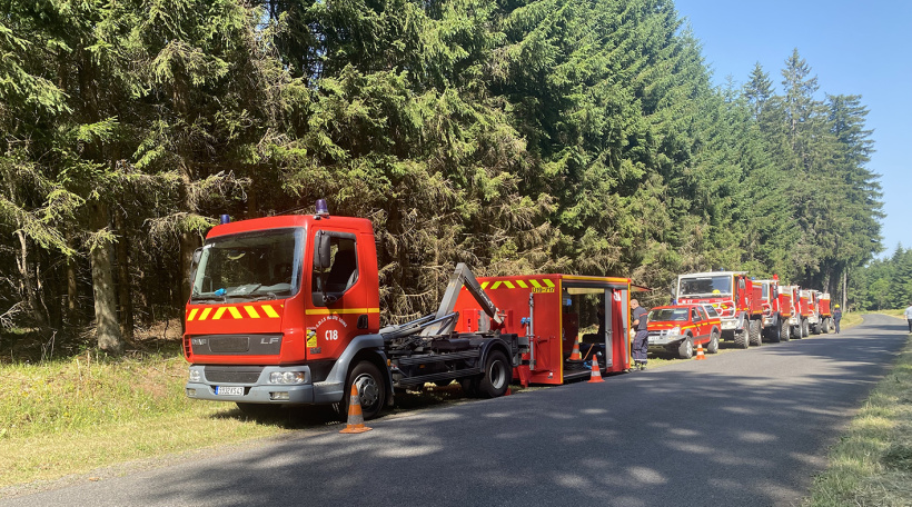 Les sapeurs-pompiers surveillent pour éviter une reprise