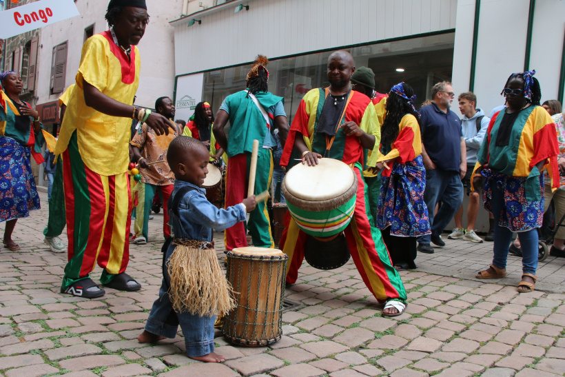 Petits et grands jouent des percussions