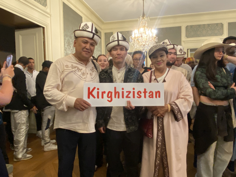 Les Kirghizes en tenue traditionnelle