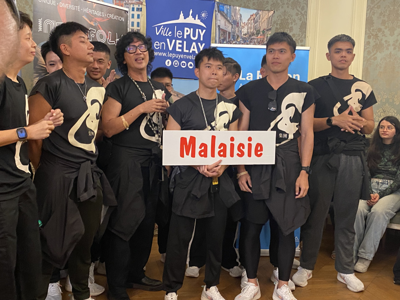 La troupe venue de Malaisie chante en coeur