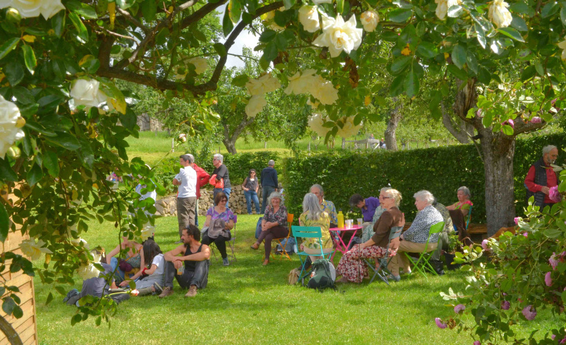 Des roses et des humains à la Journée des Roses.