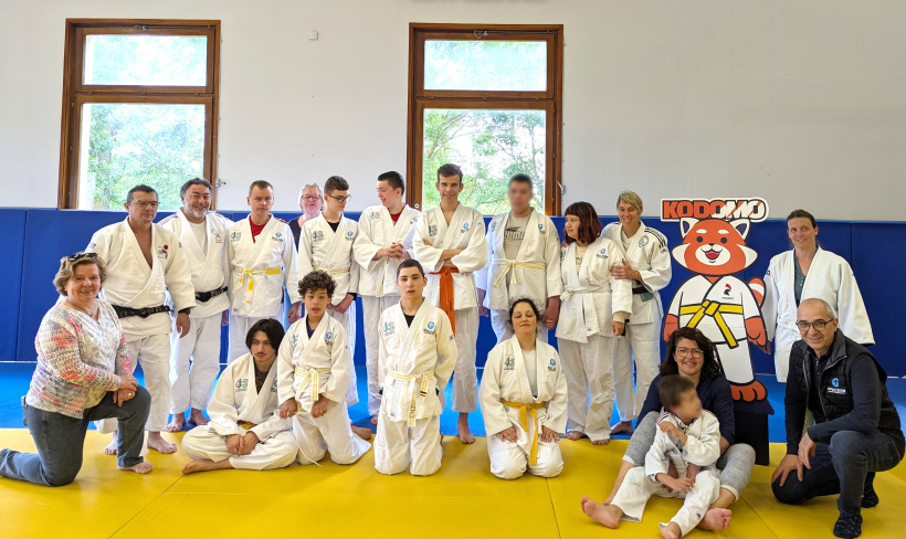 Ceinture noire "de bienveillance" des enseignants pour les jeunes sportifs. 