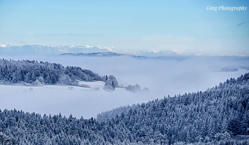 Et tout là-bas, se dressent les immenses dames blanches des Alpes françaises. 