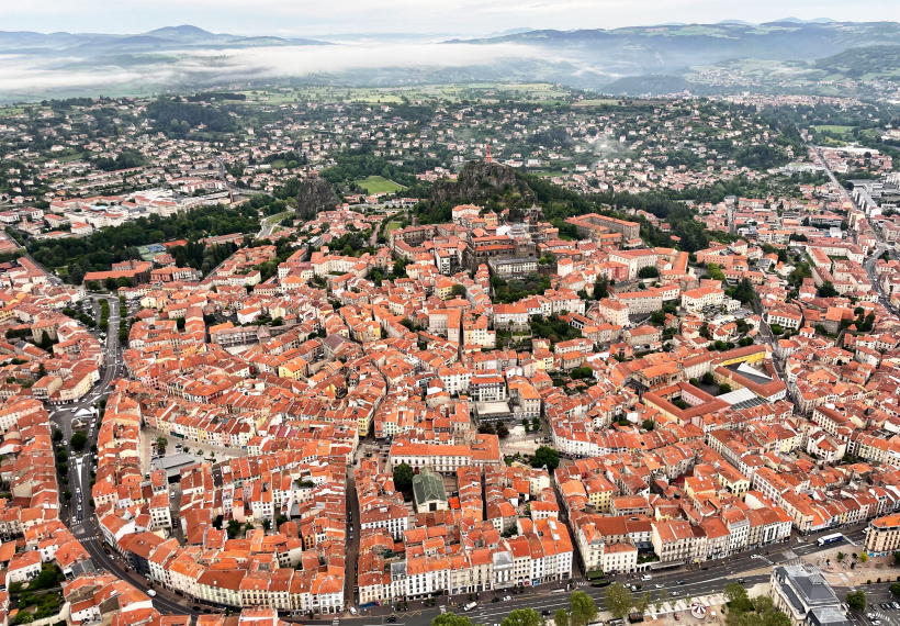 La ville du Puy et ses merveilles, prise de la montgolfière de Jean-Marc Guérin.