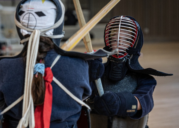 Kendo signifie "La voie du sabre", version moderne du Kenjutsu, escrime des samouraïs.