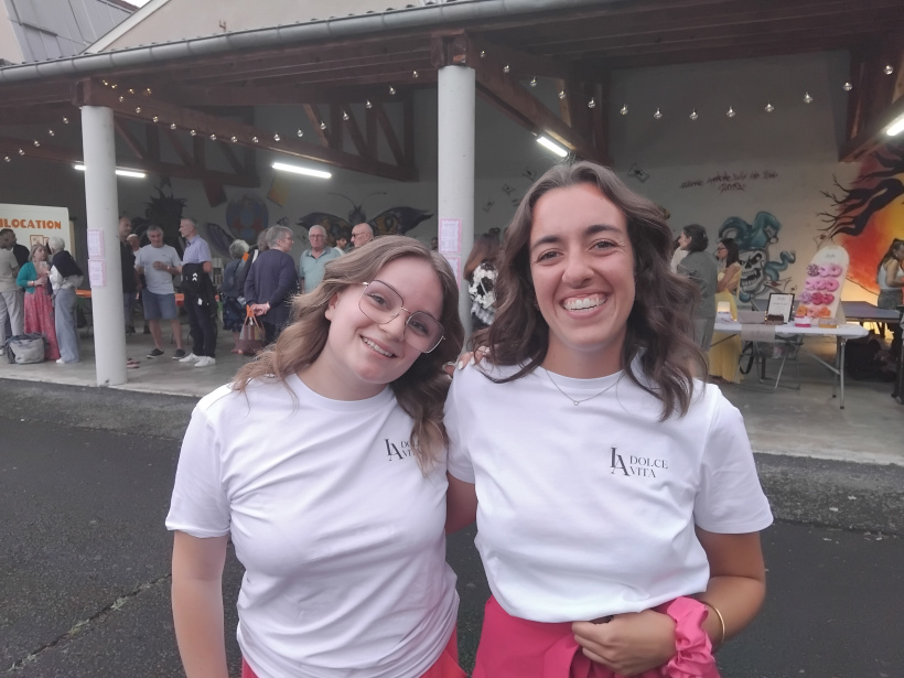 Léane et Anaïs forme LA Dolce Vita