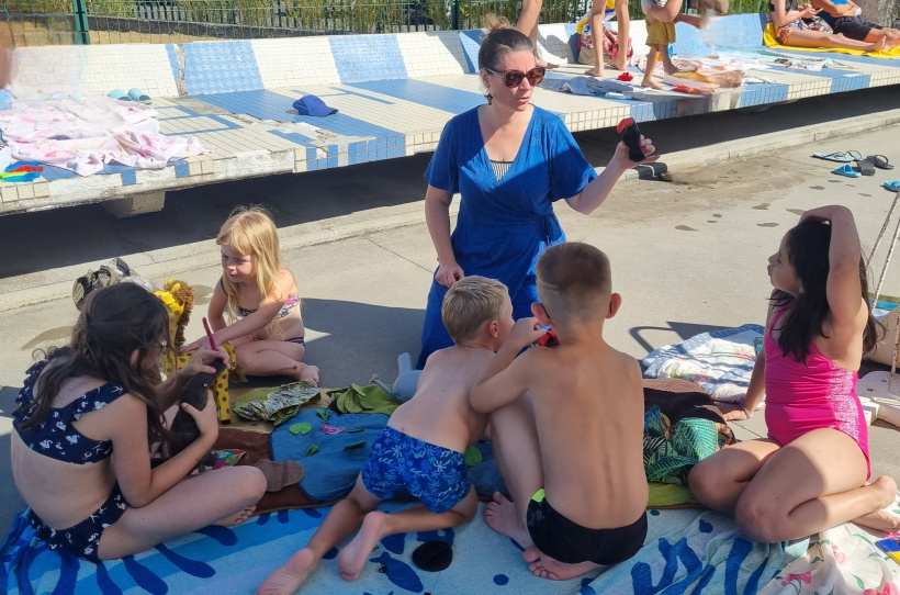 Lecture à la volée au bord de la piscine