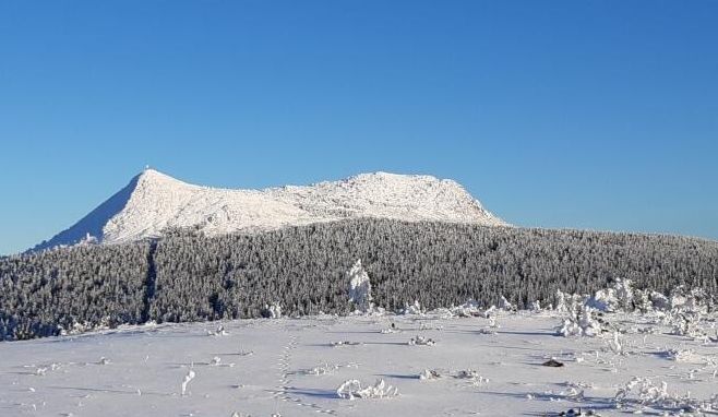 Le mont Mézenc, colosse de pierres et lieu de mystères, étendu là aux confins des terres. 