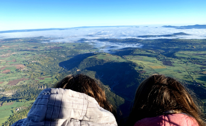 Deux curieuses à la recherche de créatures magiques, cachées dans les nuages.