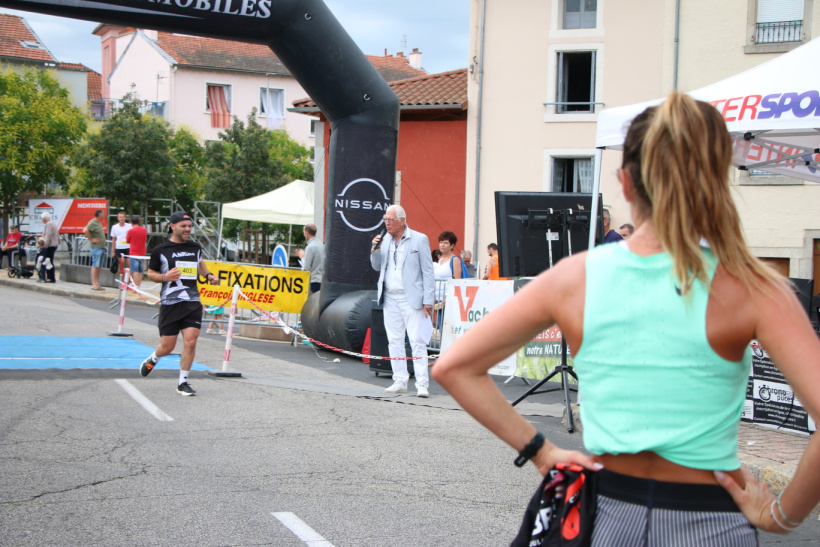 Les coureurs passent la ligne d'arrivée sous le regard de Laurie Maleysson