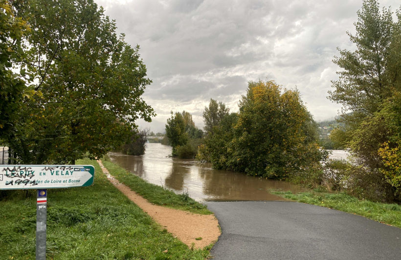 Le chemin devant la Chartreuse est occupé par les eaux du fleuve. 