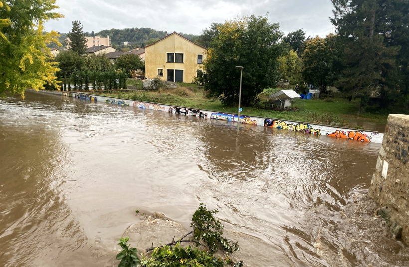 Certains riverains doivent vraiment espérer que le mur tienne le coup, à Corsac.