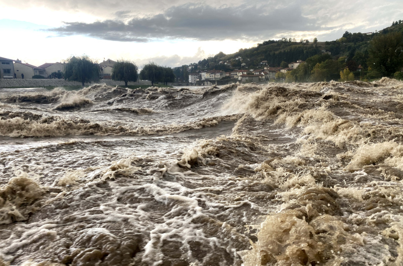 La Loire en pleine furie, dans la Cité de l'eau et du vélo (Brives-Charensac). 